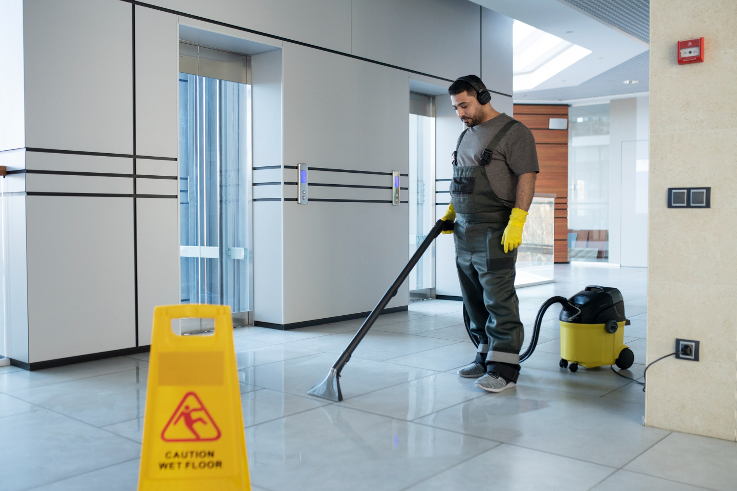 La importancia de la limpieza profesional en espacios de trabajo - Radisol